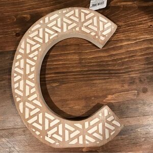 ▪️Whitewashed Letter “C” Decor